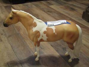 lot 165 image: Breyer 1999 special delivery jah special run horse