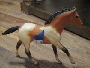lot 208 image: Vintage 1988-1991 breyer horse   #237 American Paint horse foal
