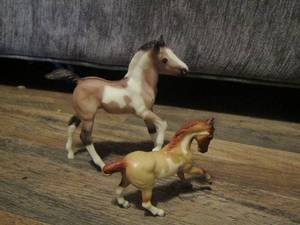 lot 403 image: Breyer horse stable mate #59976 warmblood stallion red roan paint 1999 foal, vintage Breyer house foal model 661 dun pinto collector horse