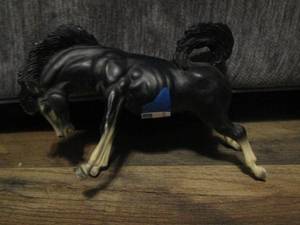 lot 399 image: Breyer molding company black horse with white hooves 9