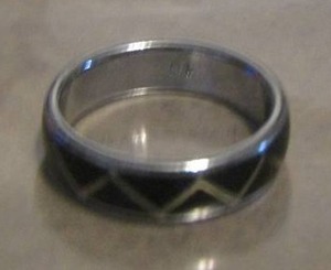 lot 412 image: MOOD RING