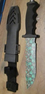 lot 460 image: DIVERS KNIFE- skull design knife blade is approx 7 long