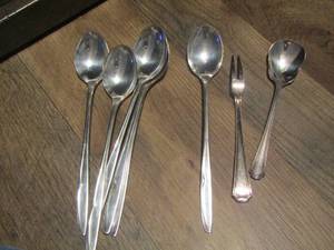 lot 366 image: Surpreme silver plate spoon qty 6, Oneida silversmith spoon, fork
