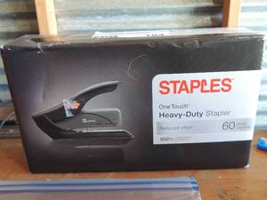 lot 194 image: Staples brand heavy duty stapler NIB