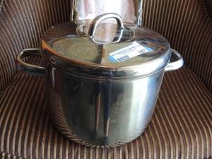 lot 187 image: Stew pot with lid- international cookware