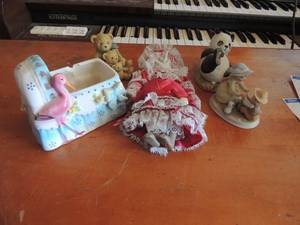 lot 171 image: small figurines