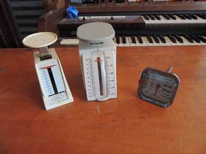 lot 173 image: kitchen scales and a meat thermometer