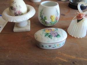 lot 439 image: soap dish, tooth brush holder, decorative egg