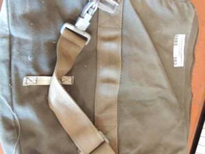 lot 183 image: Green Army duffel bag
