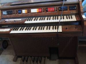 lot 60 image: Kimball organ 39x43x22 in decent condition