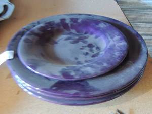 lot 41 image: garden ridge purple dinner dishes -  3 dinner plates, 1 saucer