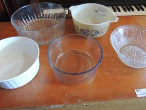 lot 97 image: Pyrex baking and Microwave blue flowered bowl, various kitchen bowls