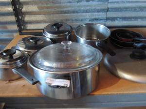 lot 32 image: black and grey pot and pan set