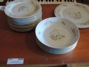 lot 31 image: Crown Ming fine China glass set qty 10 saucers, 5 soup bowls, 1 dinner plate