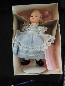 lot 347 image: MADAME ALEXANDER DOLL -  ALICE   8,   ALICE IN WONDERLAND  SERIES   - STORYLAND DOLLS