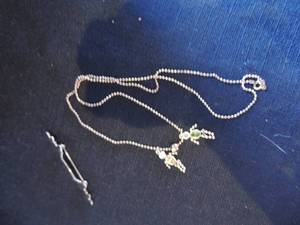lot 357 image: NECKLACE  &  GOLD PIN 2LONG