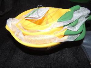 lot 316 image: ASHLAND MEASURING CUP SET - LEMONS  NEW  (ONE HAS A CHIP)