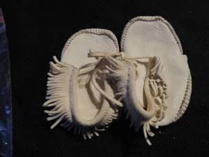 lot 317 image: HANDMADE INFANT MOCCASINS  - MARKED  CLE CUIY DHGG  SIZE 0