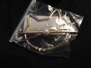 lot 313 image: CAT HAIR PIN