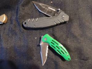 lot 339 image: KNIFE -  BLACK SCHRADE 3 12 BLADE   & GREEN KNIFFE W 2 BLADE