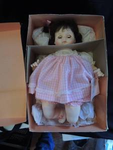 lot 325 image: MADAME ALEXANDER DOLL -  PUDDIN  14  BROWN HAIR,  BROWN EYES - PINK DRESS W BLOOMERS  - IN BOX