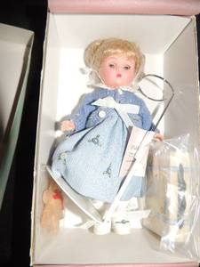 lot 326 image: MADAME ALEXANDER DOLL - RUNNING AWAY TO GRANDMAS  34035  COMES WITH TEDDY BEAR & SUITCASE   8 NIB