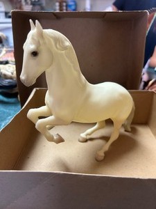 lot 463 image: Breyer animal creations the Royal Lipizzan model no. 620 white length 7 18 x height 7 38