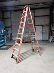 lot 12 image: Werner 10 Fiberglass 300lb Capacity Step Ladder
