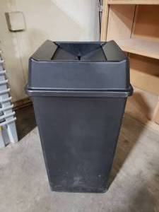 lot 81 image: Rubbermaid 3959 50 Gallon Trash Can w Hands Free Quick Close Lid