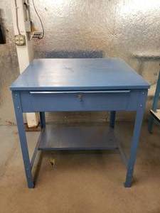 lot 171 image: Blue Shop Desk w Locking Drawer