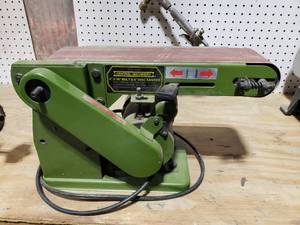 lot 273 image: Central Machinery 4 x 36 Belt Sander
