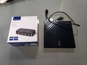 lot 555 image: ASUS SDRW-08D2S-U External DVD-RW & Insignia 4-Port Hub