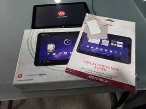 lot 568 image: Motorola XOOM Touchscreen Tablet w Power Cord & Docking Station