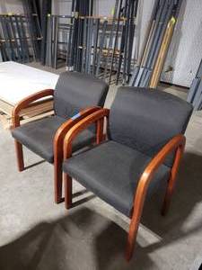lot 657 image: Lot of 2 Office Chairs