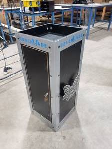 lot 678 image: Benchmade Knives Retail Display w Locking Cabinet