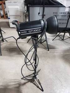lot 685 image: Godox QT400IIM Professional Photography Flash Head w Tripod