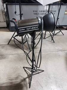 lot 686 image: Godox QT400IIM Professional Photography Flash Head w Tripod