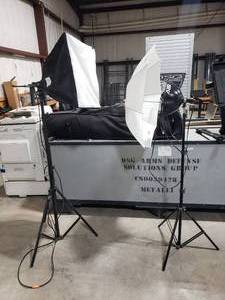 lot 689 image: Lot of 2 Photography Lights w Tripods.  1 w Softbox & 1 w Umbrella