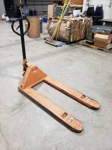 lot 713 image: Northern Industrial 5,500 lb Paller Jack