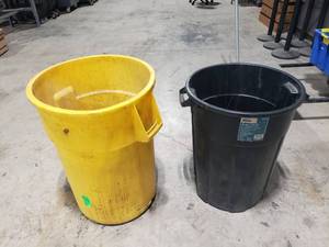lot 779 image: Lot of 2 Trash Cans