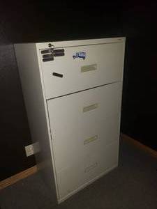 lot 811 image: Hon 4 Drawer Lateral File Cabinet