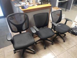 lot 813 image: Lot of 3 Office Chairs