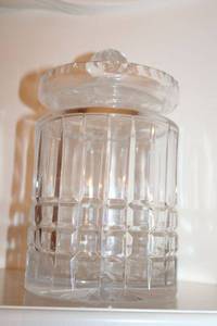 lot 37 image: Lead crystal candy dish with lid - 8.5 tall