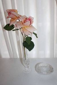 lot 38 image: Lead crystal vase with pink roses and Avon glass egg from 1977