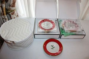 lot 36 image: Lenox Holiday dessert plates - set of 12, plus dish storage bag