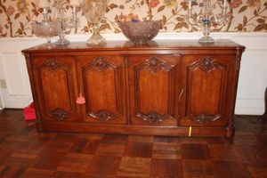 lot 74 image: Henredon Dining room sideboard cabinet - 74x19x31.5 (not contents)