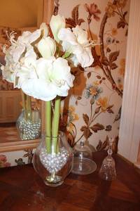 lot 56 image: Lead crystal vase with flowers, Butter dish and crystal bell