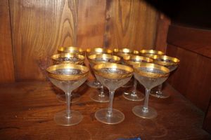 lot 59 image: Champagne flute set with gold trim - 11 total