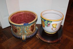lot 64 image: Ceramic flower pots and oval wooden base