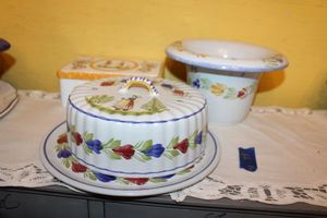 lot 78 image: HB Henriot Quimper France dishes Cake plate with lid, bowl and tin
